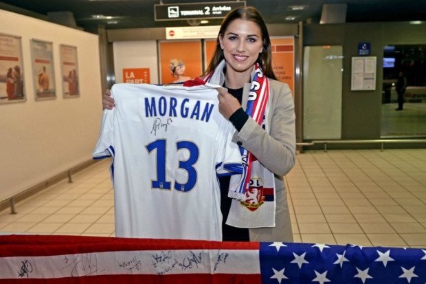 الجميلة مورغان في مهمة ترويجية لأولمبيك ليون