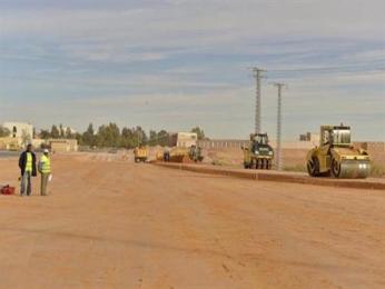 عصرنة الطرقات وفتح مسالك حدودية من أولويات القطاع بالنعامة