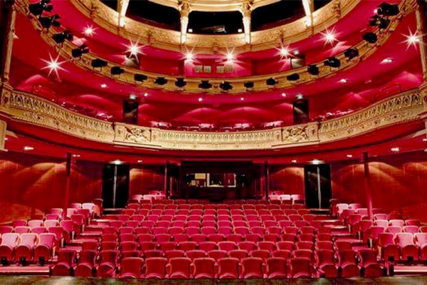 ممثلو وتقنيو مسرح بجاية يعتصمون مجددا