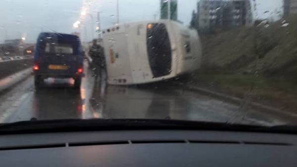 قتيل و23 جريحا في انقلاب حافلة بالقصر في بجاية