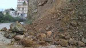 سقوط صخرة بشارع أوكيل الحاج بالمرادية وجدار بحسين داي