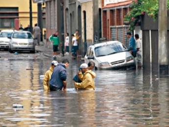 بالوعات مسدودة في عدة أحياء بوسط مدينة سيدي بلعباس