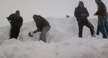 نشاط مكثف للحركة الجمعوية بهدف مساعدة المحاصرين بالثلوج في تيزي وزو