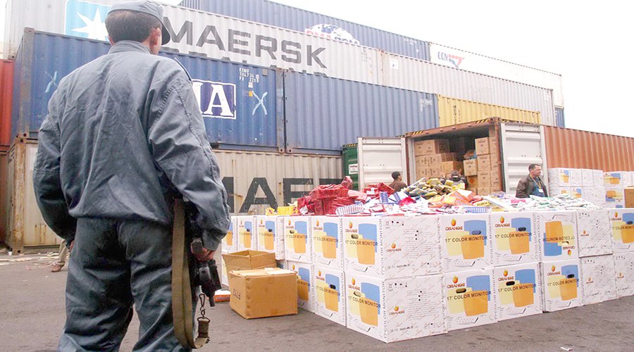 محاكمة 4 جمركيين تورطوا في تهريب حاويتي مفرقعات على أنها عصي مكانس في وهران
