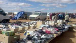 إقبال واسع لاقتناء الأخذية البلاستيكية بالبويرة