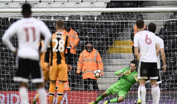 بالفيديو.. حارس مرمى إنجليزي يتصدى لركلتيْ جزاء في 30 ثانية!