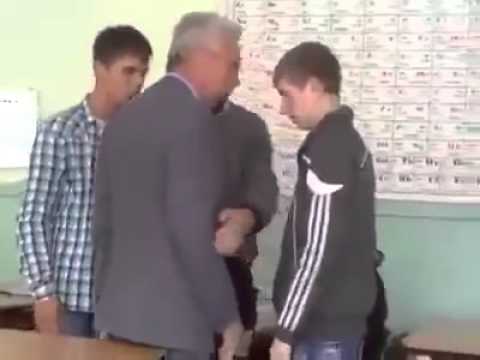 مراقب ثانوية ينطح تلميذا برأسية على طريقة «زيدان» في بسكرة