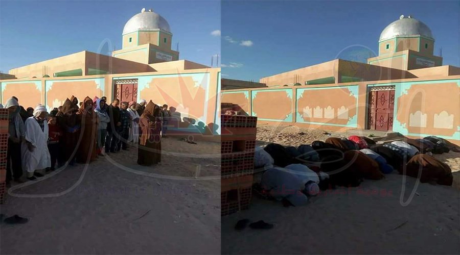 مواطنون يقيمون الصلاة في العراء بعد غلق مسجد من طرف السلطات في ڤمار بالوادي