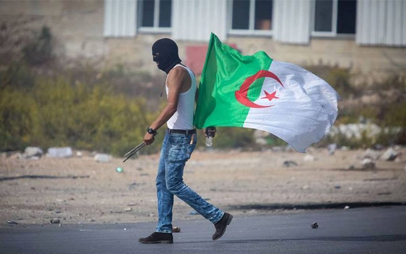 مجهولون ينزعون العلم الوطني من مقر جمعية ويضرمون فيه النار بتلمسان