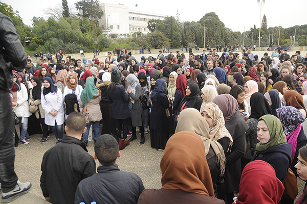 طلبة الصيدلة يحتجون بساحة مقام الشهيد بالعاصمة