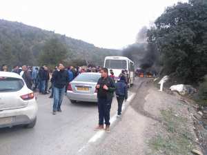 عاجل غلق الطريق المؤدي الى تيكجدة