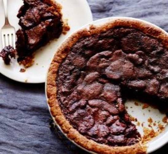 إليكم فطيرة الجوز بالشوكولاتة والبوربون!