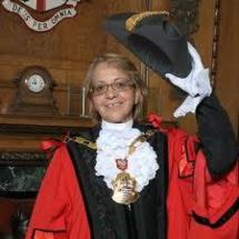 L'algérienne Mouna Hamitouche décorée par la reine Elisabeth II