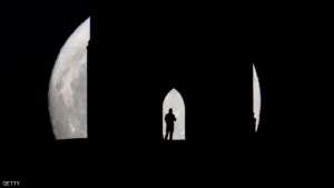 العالم يترقب  القمر الثلجي  و مذنب السنة الجديدة