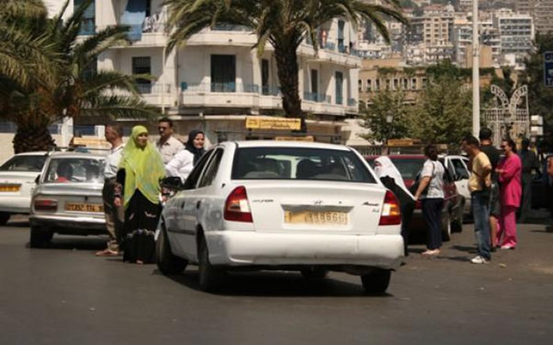 طاكسيور ينهال ضربا على شرطي بسبب مخالفتين في وهران