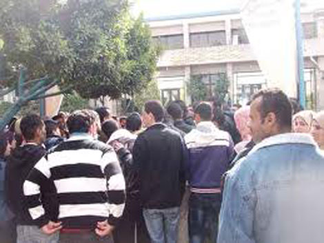 30 ‬عاملا ‬يحتجزون ‬آليات ‬شركة ‬‮