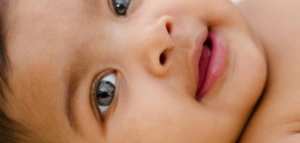 متى يثبت لون بشرة المولود