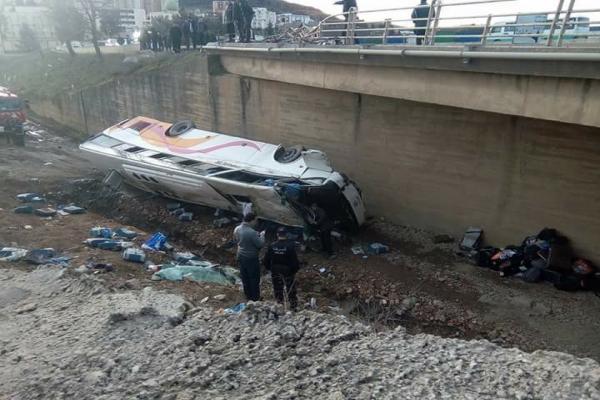 5 قتلى و28 وجريحًا في انحراف حافلة بولاية المدية