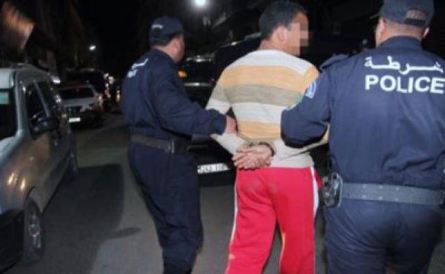 توقيف شخص وابنه بتهمة بيع الذخيرة الحية في الأغواط