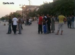 قاموا بغلق الطريق الذي يتوسط المدينة .. قاطنو أحياء مدينة الجلفة يحتجون من أجل حقهم في الماء الصالح للشرب