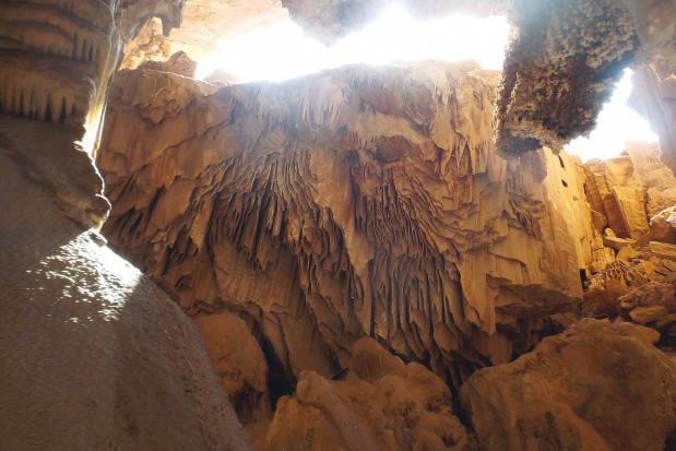 Des militants d'associations observent un sit-in de protestation