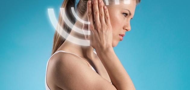 ما هو سبب طنين الأذن اليسرى