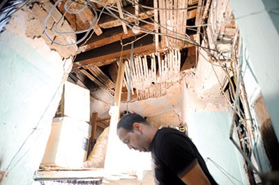 Une famille sous un toit à moitié effondré