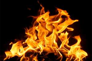 سكير يضرم النيران في جسد صديقه بالوادي