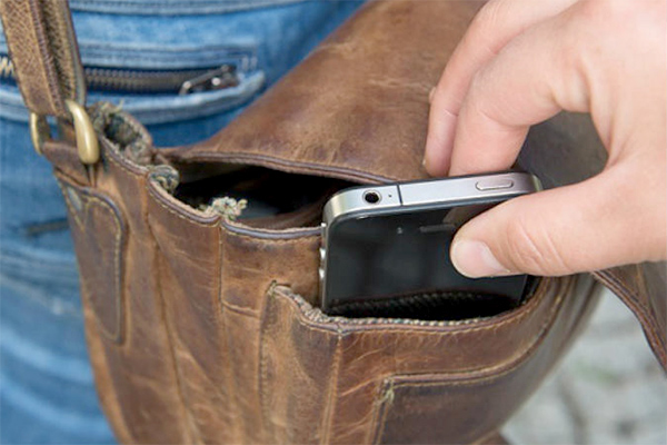 يطعن قاصرا ب