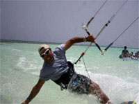 Oran                                    Du kitesurf au bonheur des estivants