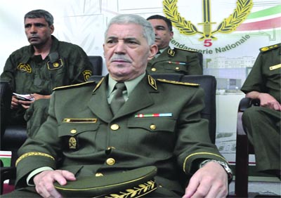 Le général-major Bousteila inspecte ses troupes à l'ouest