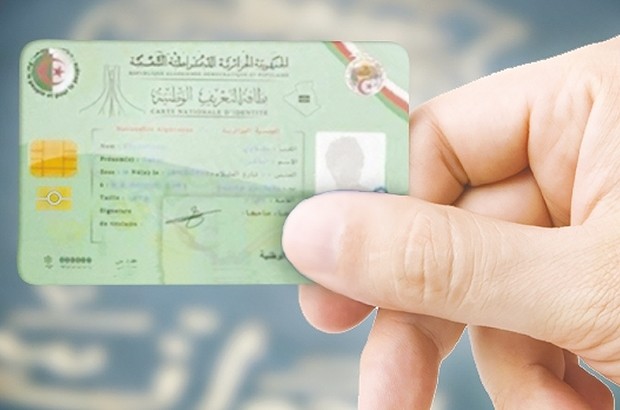 Un agent d'Algérie Poste rejette la carte d'indentité biométrique