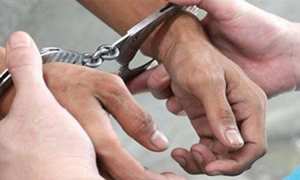 تاجر يقبض على لص متلبس بسرقة محله ويسلمه للشرطة في تبسة