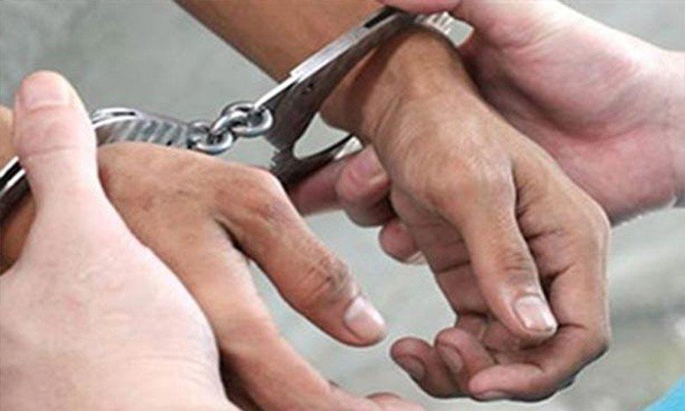 تاجر يقبض على لص متلبس بسرقة محله ويسلمه للشرطة في تبسة