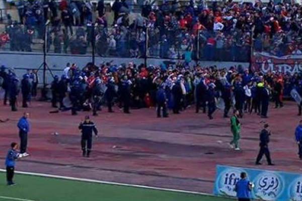 عنف وشغب واجتياح لملعب بجاية.. وبلوزداد تنتفض