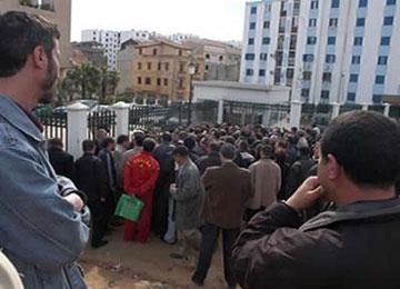 استفادة شخصية نافذة تفجر انتفاضة عارمة ببسكرة                                    سكان أولاد جلال يطالبون بمراجعة قائمة مائتي مستفيد