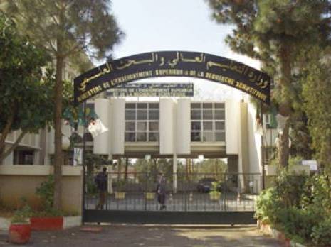 Des chercheurs dénoncent l'injustice de la commission                                    Sit-in devant le ministère de l'Enseignement supérieur