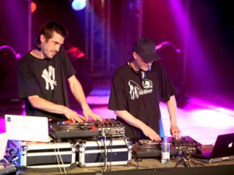 Ambiance de fête avec le big band de Dj Grazzhoppa                                    Clôture du dimajazz à Constantine