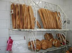 المضاربون يبيعون الخبز ب30 دينارا بعنابة                                    إضراب الخبازين وأصحاب المحلات التجارية يحول بونة إلى ولاية منكوبة