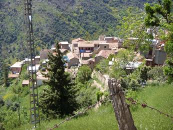 التهميش والعزلة عنوان حياة سكان قرية 