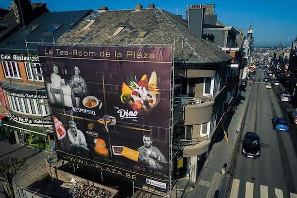 مونيي مدافع البياسجي يفتتح مطعم ضخم في مدينته الأصلية