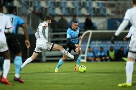 الصحافة الإنجليزية تثني على الأداء القوي ل