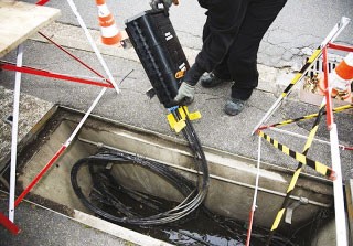 Dépôt de la fibre optique au tunnel de Larbatache