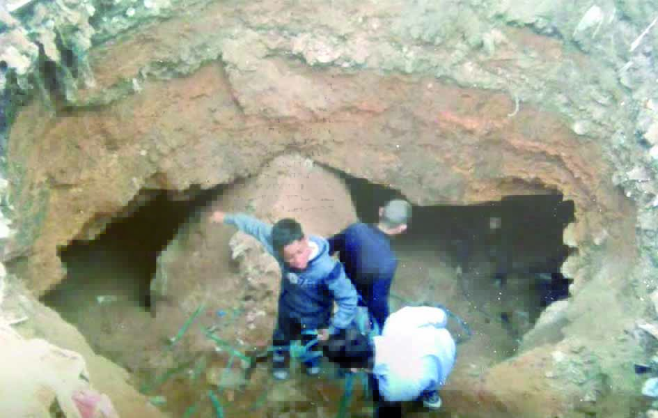 اكتشاف مغارة بعد انشقاق الطريق بحي قاضي حنيفي في معسكر