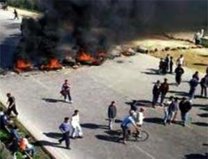 إصابة عميد شرطة بزجاجة حارقة في انتفاضة السكن ببسكرة                                    جدد الاحتجاجات ببلدية أولاد جلال لليوم الثاني