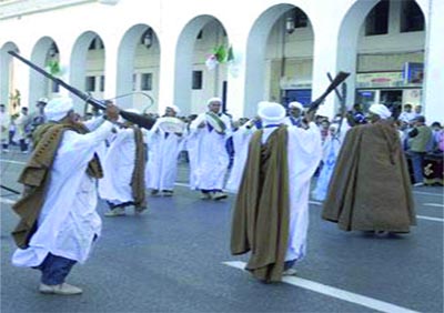 Parade populaire dans les rues de la ville