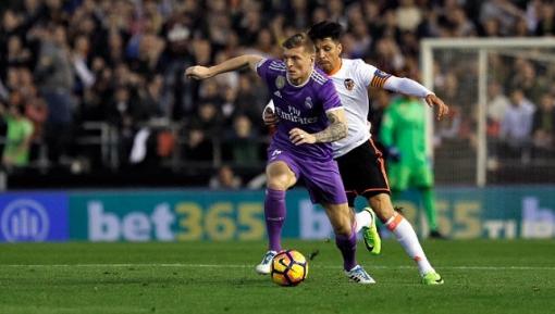 فالنسيا يوقف قطار ريال مدريد ويقدم هدية ثمينة لبرشلونة