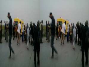 حافلة نقل المسافرين تدهس إمرأة وطفليها في معسكر واحتجاجات في المنطقة