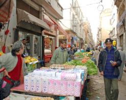 80 بالمئة من أرصفة وهران تحت رحمة التجار الفوضويين                                    الاستعانة بالقوة العمومية لتطهير شوارع وهران منهم