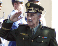 «Lutter sans relâche contre le terrorisme quelle que soit son appellation»                                    Le général-major Ahmed Bousteila a présidé une importante réunion hier à Ouargla :